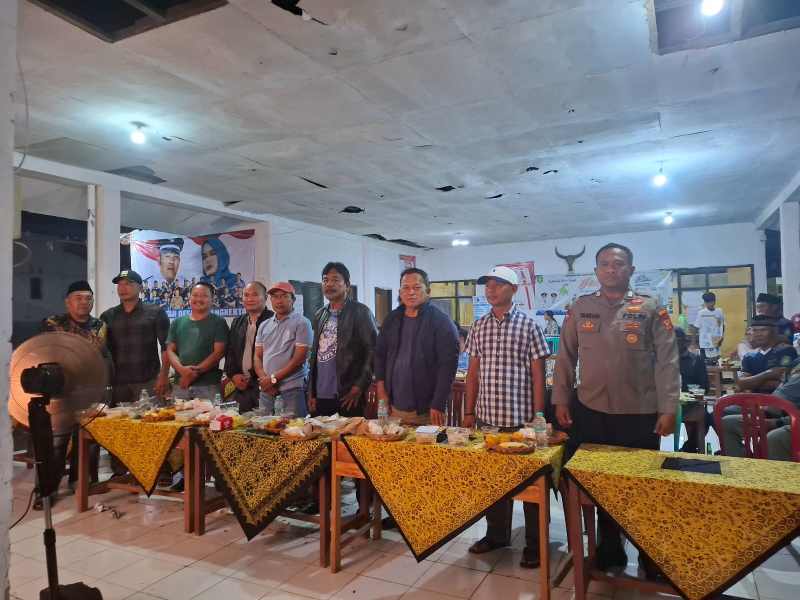 Kapolsek Tukdana Bersama Anggota Hadiri Adat Desa Mapag Sri di Karangkerta, Perkuat Sinergitas dan Pesan Kamtibmas