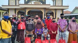 Komunitas Sepeda Gowes Pimpinan Camat Tukdana Bagikan Sembako Dan Bakti Sosial